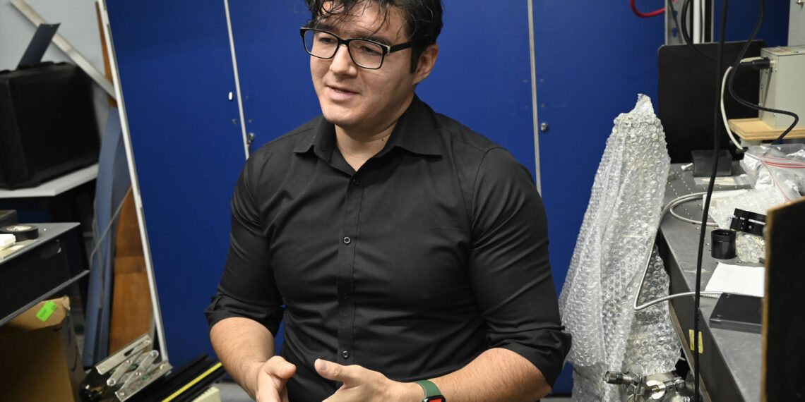 Posdoctorando de la UAS, en su investigación, emplea técnica de visión por computadora para detectar enfermedades en las plantas de tomate