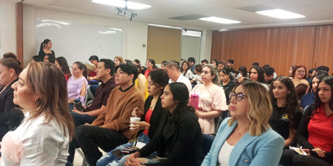 La Universidad constituye un papel trascendental en la construcción de paz, señala investigadora a alumnos de la Facultad de Ciencias de la Educación