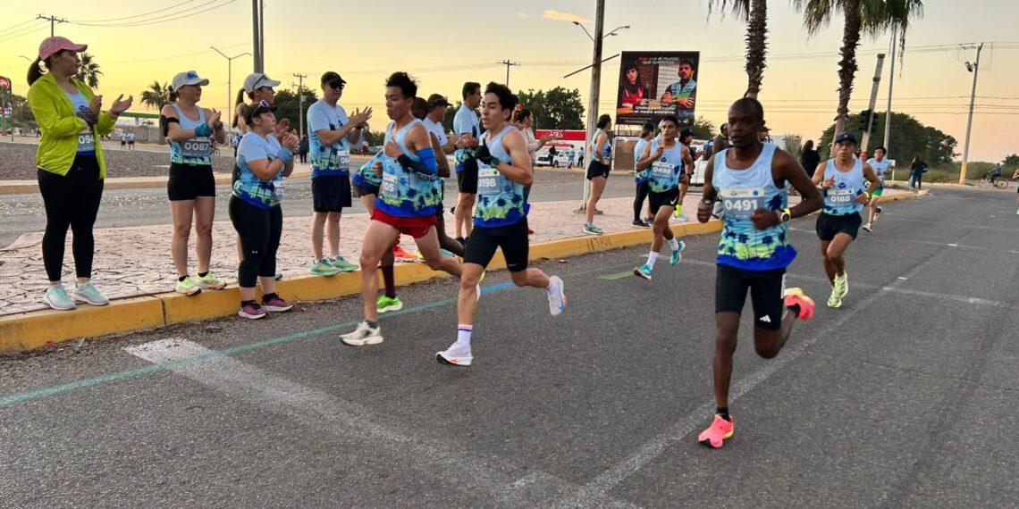 Corredores recorren la ciudad con el Maratón Los Mochis 2024