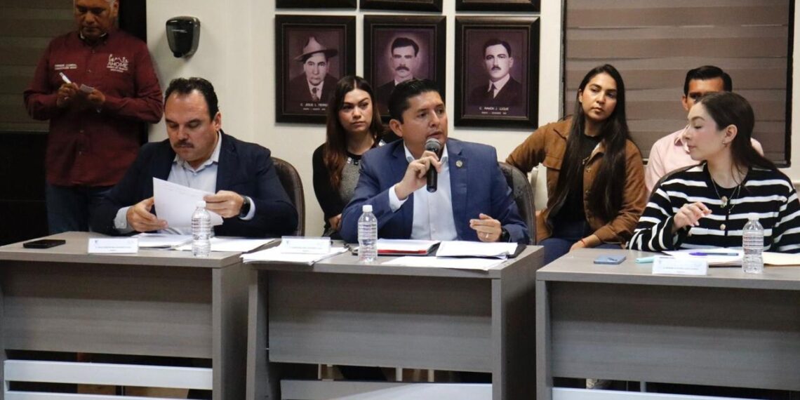 Exhorta regidor César Gerardo a agentes de Vialidad y Policía Municipal a brindar trato amable a los visitantes durante el periodo vacacional