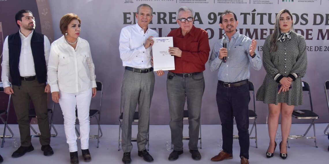 Recibe el Alcalde Gerardo Vargas títulos de propiedad de espacios públicos de Ahome