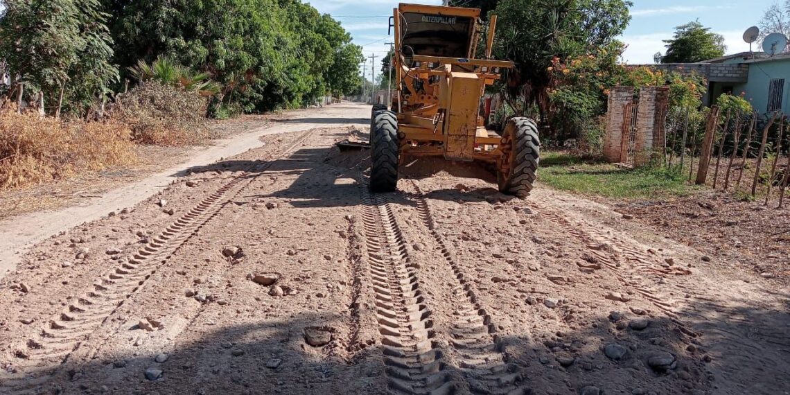 Gobierno de El Fuerte prioriza mantenimiento de caminos rurales.