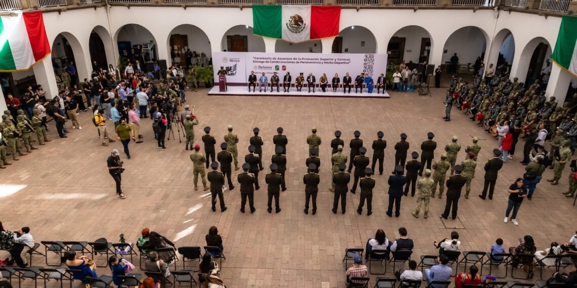 Asiste el gobernador Rocha a ceremonia de ascensos de personal militar