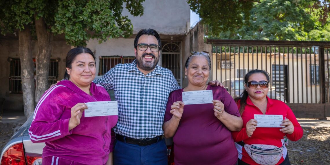 Juan de Dios Gámez recorre tianguis Laureles Pinos y hace entrega de cheques a comerciantes – NR | NOTICIAS