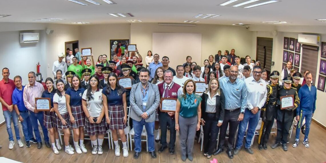 Ayuntamiento le cumple a los ganadores del Desfile cívico – deportivo del 20 de noviembre, con premios en efectivo