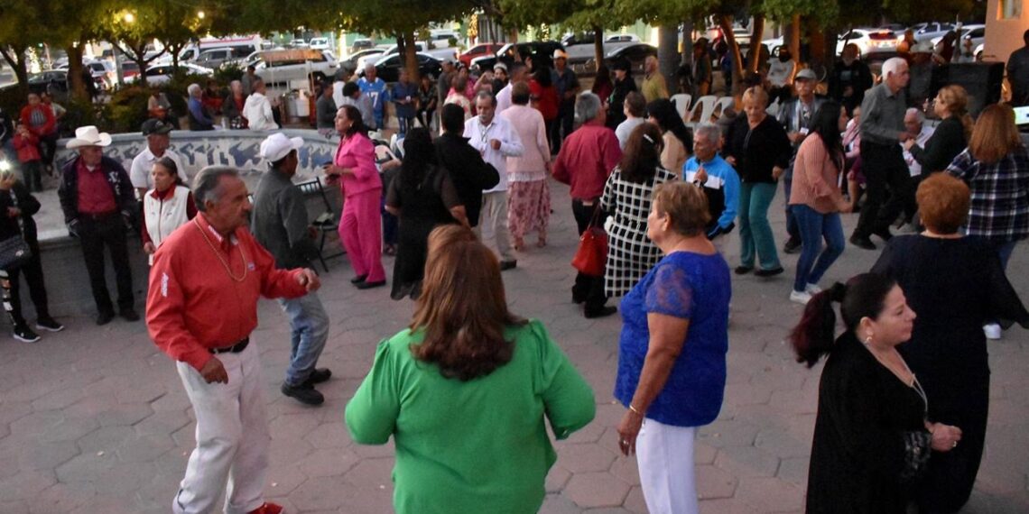 ”Bailando en la Plaza” cumple 15 años alegrando a los corazones de la tercera edad