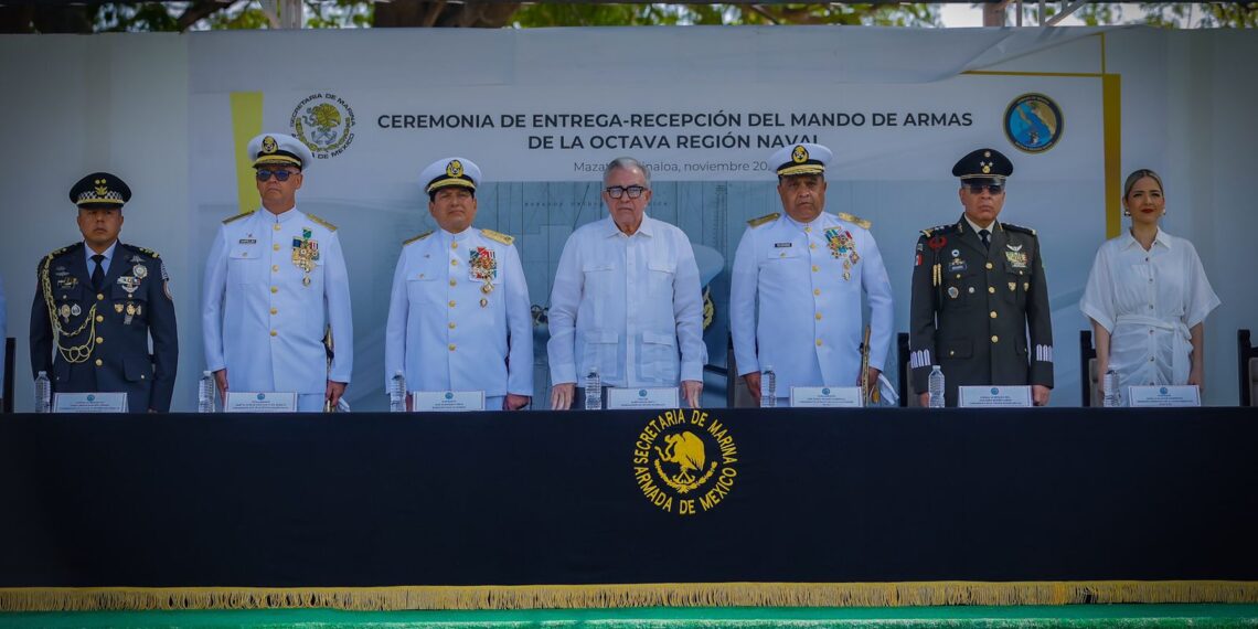 Asiste Rocha al cambio de mando en la Octava Región Naval