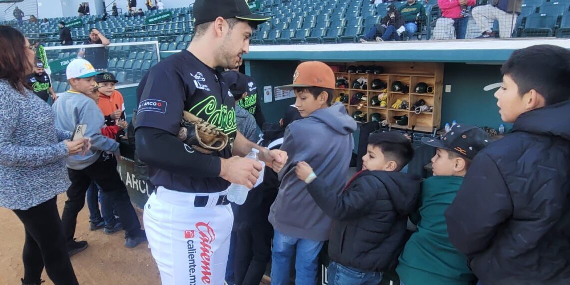 Alcalde Gildardo Leyva invita a niños de Zozorique y Boca de Arroyo a disfrutar del béisbol