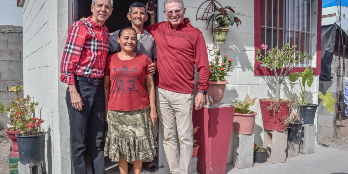 Entrega Gerardo Vargas cuartos dormitorio en el 9 de Diciembre