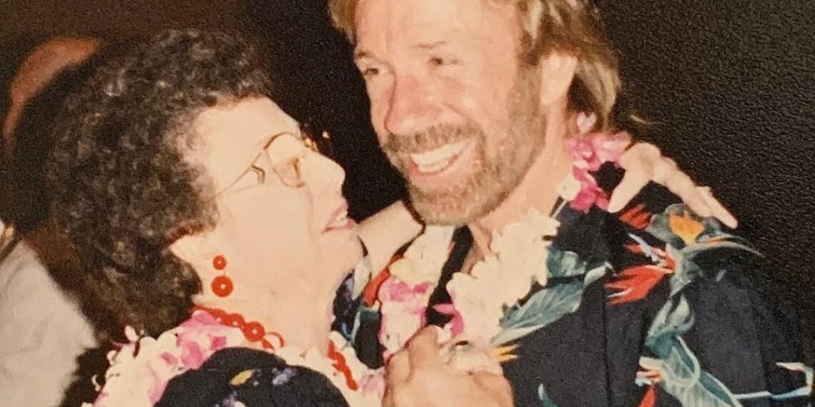Con emotivo mensaje Chuck Norris confirma la muerte de su mamá a los 103 años
