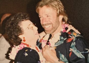 Con emotivo mensaje Chuck Norris confirma la muerte de su mamá a los 103 años