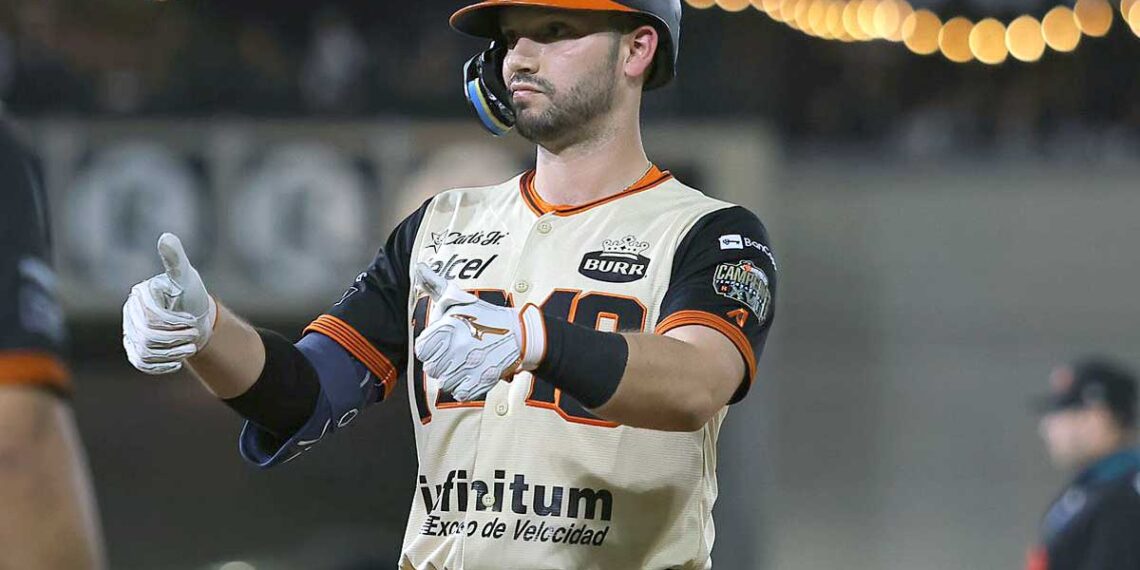 Naranja muy dulce: César Salazar, en el patio de su casa