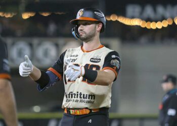 Naranja muy dulce: César Salazar, en el patio de su casa