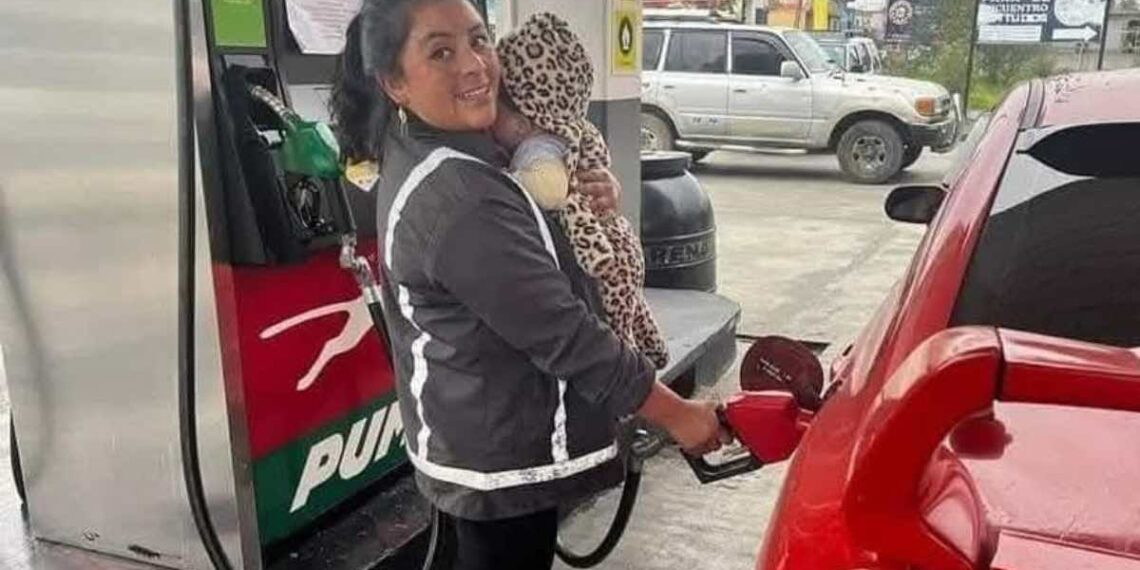 Mujer despacha gasolinera con su bebé en brazos; ahora es tendencia