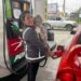 Mujer despacha gasolinera con su bebé en brazos; ahora es tendencia