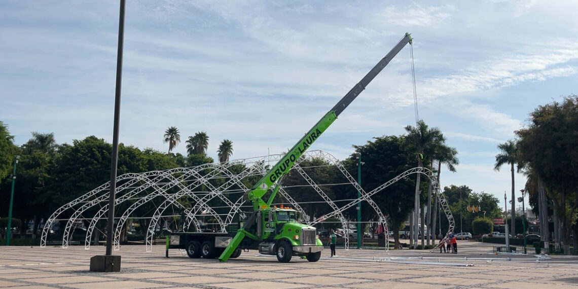 ¡Estará lista para el 15 de diciembre! Ya se está instalando pista de hielo en Palacio de Gobierno