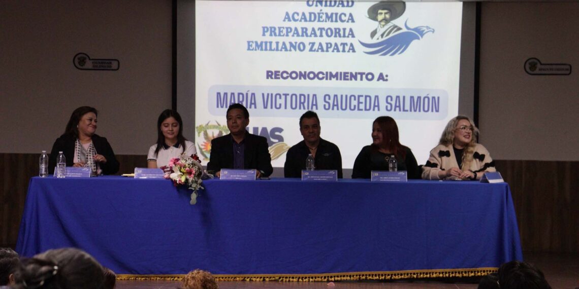 La Preparatoria Emiliano Zapata reconoce a la alumna María Victoria Sauceda Salmón, primer lugar del Concurso Nacional de Expresión Literaria