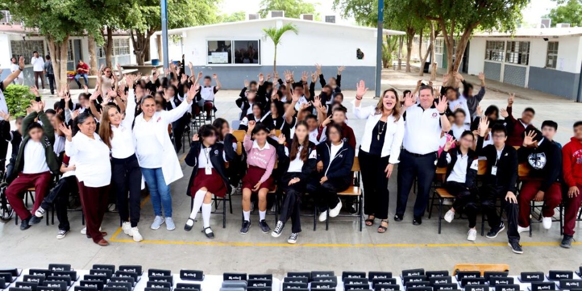 Estudiantes del nivel básico se benefician con lentes personalizados del programa “Una mirada con bienestar”