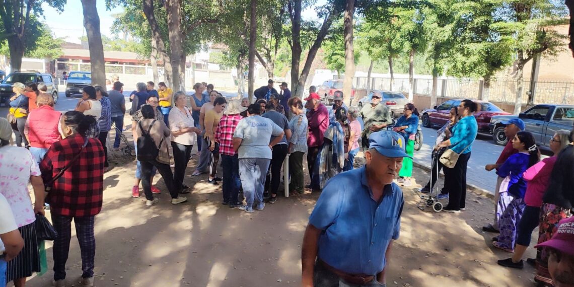 DIF El Fuerte entrega 249 despensas en Mochicahui y Vialacahui