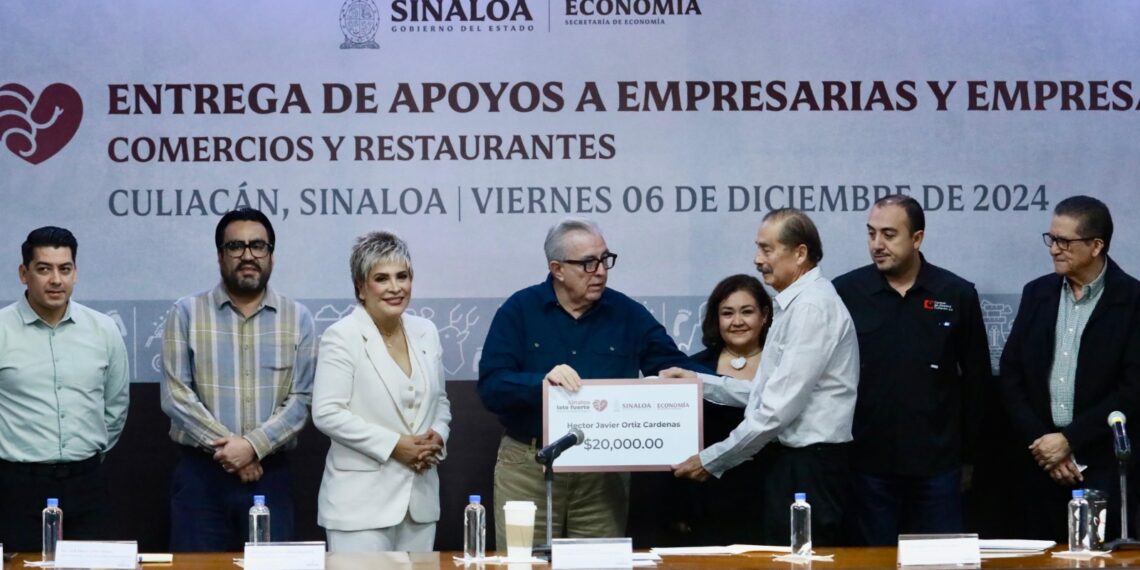 Entrega el gobernador Rocha apoyos directos a comerciantes de Culiacán