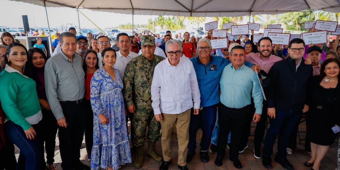 El Gobernador Rocha entrega apoyos económicos a restauranteros de Altata