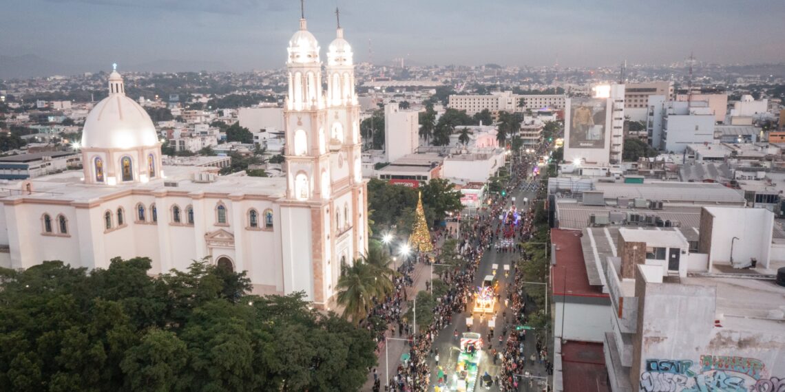 Disfrutan familias el gran Desfile Navideño Culiacán 2024
