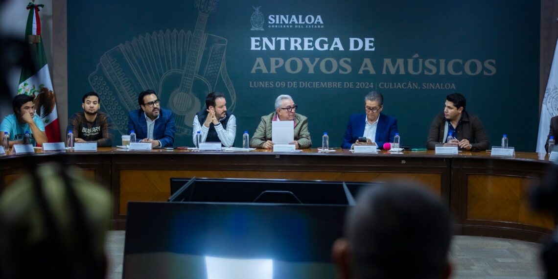 Rocha Moya entrega apoyos al gremio de músicos de Culiacán y Navolato
