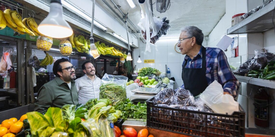 Juan de Dios Gámez entrega más apoyos económicos a locatarios del Centro