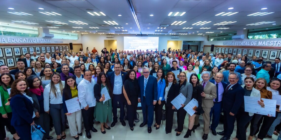 Rocha entrega estímulos a maestros que acreditaron la convocatoria Práctica Educativa 2024