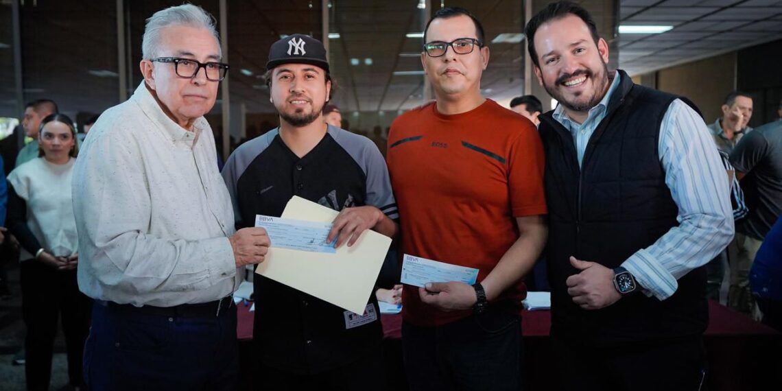 Entrega el Gobernador Rocha apoyos directos a músicos de Culiacán y Navolato