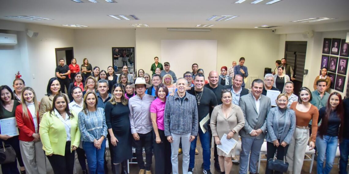 Emprendedores ahomenses reciben títulos de Registro de Marca de sus negocios