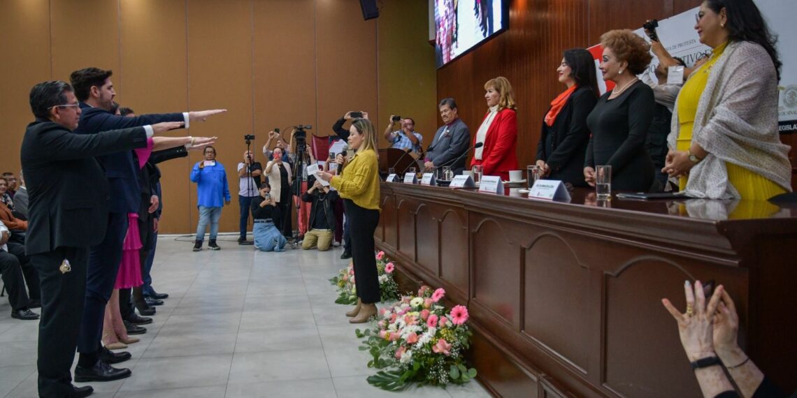 A apostarle a la educación y al crecimiento profesional, exhorta Tere Guerra