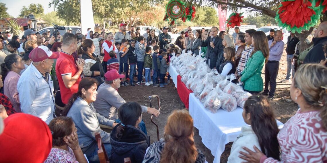 Familias ahomenses reciben cenas navideñas, dulces y regalos de parte del Gobierno Municipal