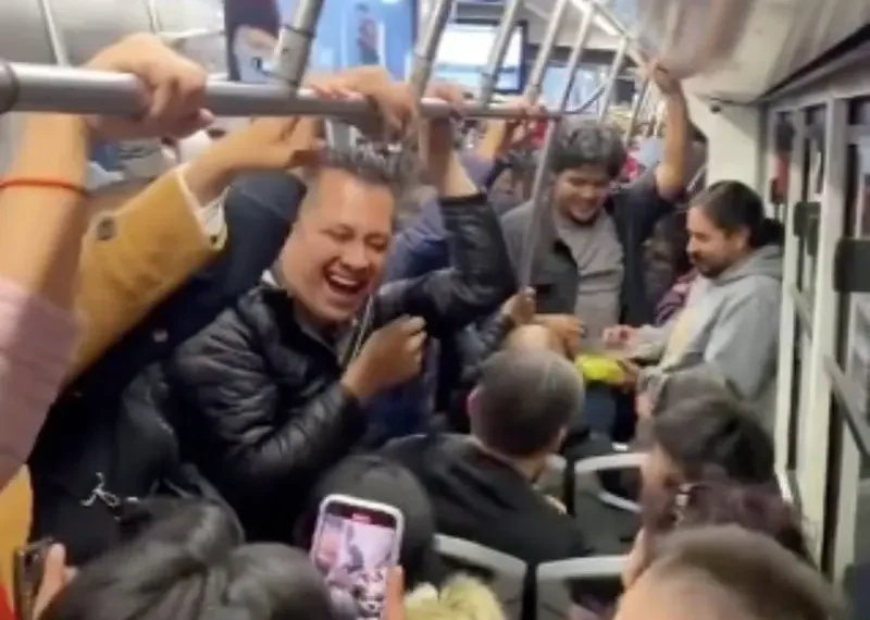 VIDEO: Usuarios sacan las uvas en el Metrobús CDMX y festejan Año Nuevo