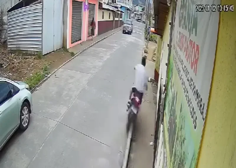 Tragedia: motociclista pierde la vida tras estrellarse contra una banqueta