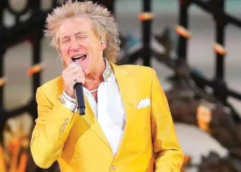 Rod Stewart, tan jovial como un muchacho; cumple 80 años y no piensa retirarse