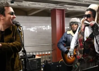 VIDEO: Bad Bunny se disfraza y da concierto en el metro de Nueva York acompañado de Jimmy Fallon