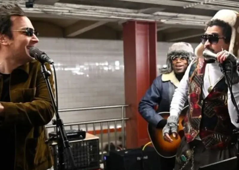 VIDEO: Bad Bunny se disfraza y da concierto en el metro de Nueva York acompañado de Jimmy Fallon