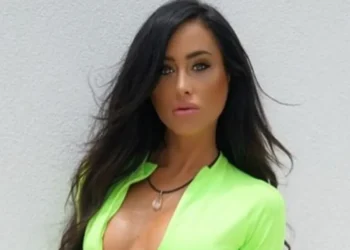 Murió Courtney Mills, DJ y modelo de OnlyFans, tras caer de un balcón