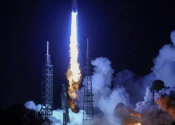 VIDEO: Bezos lanza su cohete para competir contra Elon Musk por la carrera espacial