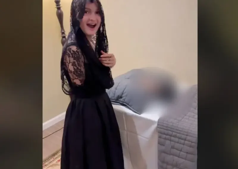 Video: Joven hace funeral a su brazo amputado; internautas reaccionan