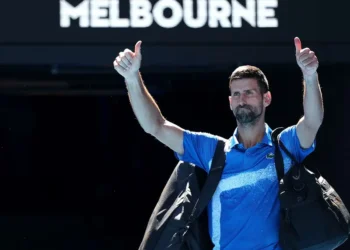 Djokovic se retira entre abucheos; Zverev y Sinner jugarán la final