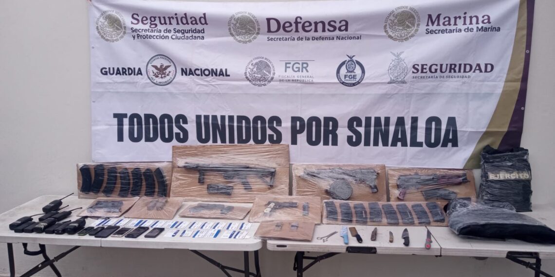 Fusiles AK-47, cargadores y armas blancas, localizan en revisión en el Penal de Aguaruto