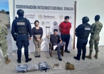 Tras persecución, en Culiacán detienen a una mujer y dos hombres con equipo táctico y ‘ponchallantas’