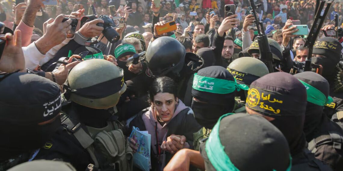 Israel retrasa liberación de 110 presos palestinos luego del caos en la entrega de Hamás de ocho rehenes