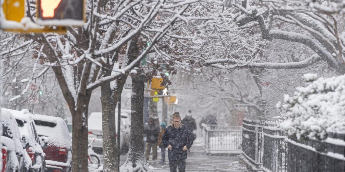 Tormenta invernal deja nevadas en el centro de EE.UU. e interrumpe miles de vuelos