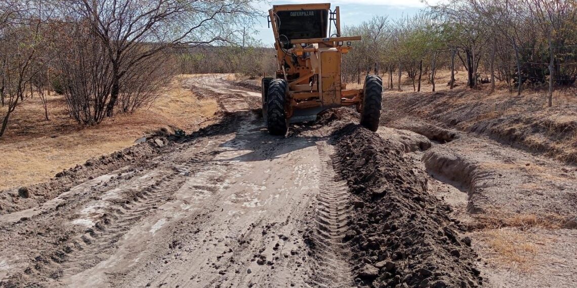 Gobierno de El Fuerte inicia el año mejorando caminos y vialidades