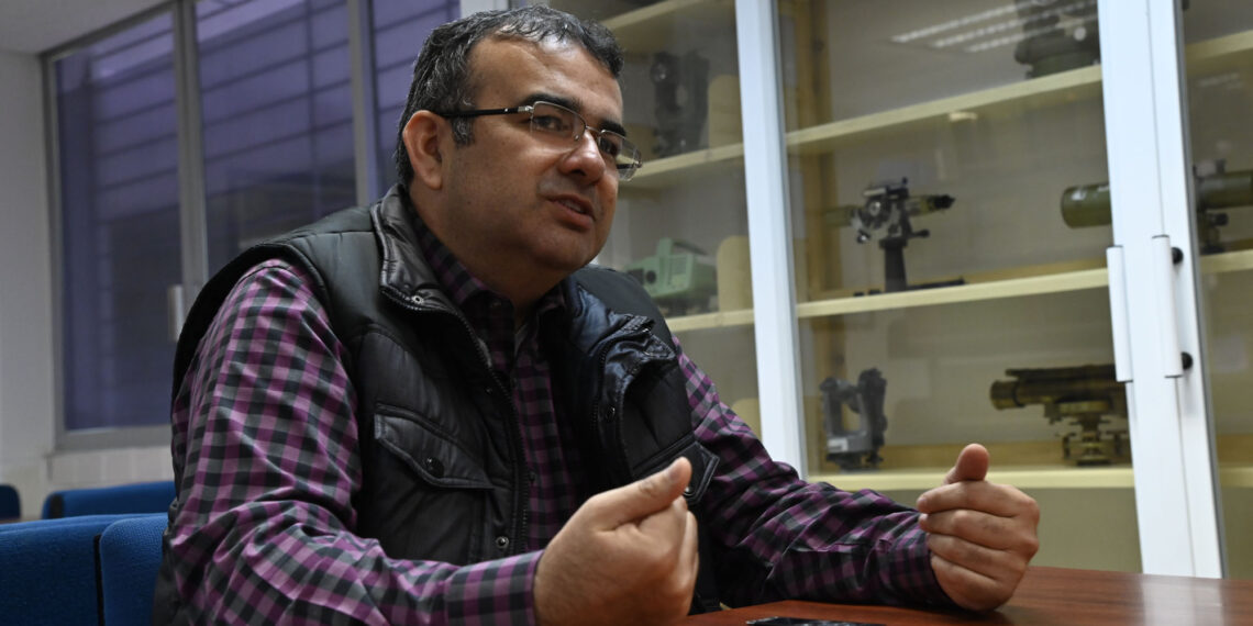 Maestrando de la UAS realiza proyecto sobre el uso de herramientas tecnológicas avanzadas para abordar retos ambientales, como Google Earth