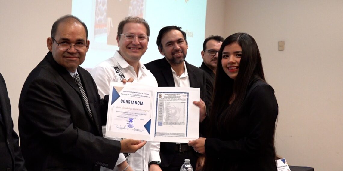 ¡Mujeres en la ciencia! Ofelia Guadalupe cumplió su sueño de titularse como Licenciada en Física de la UAS y con uno de los mejores promedios