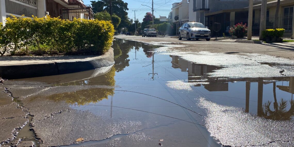 ¡Otra fuga! Vecinos denuncian fuga de agua potable en el sector El Parque